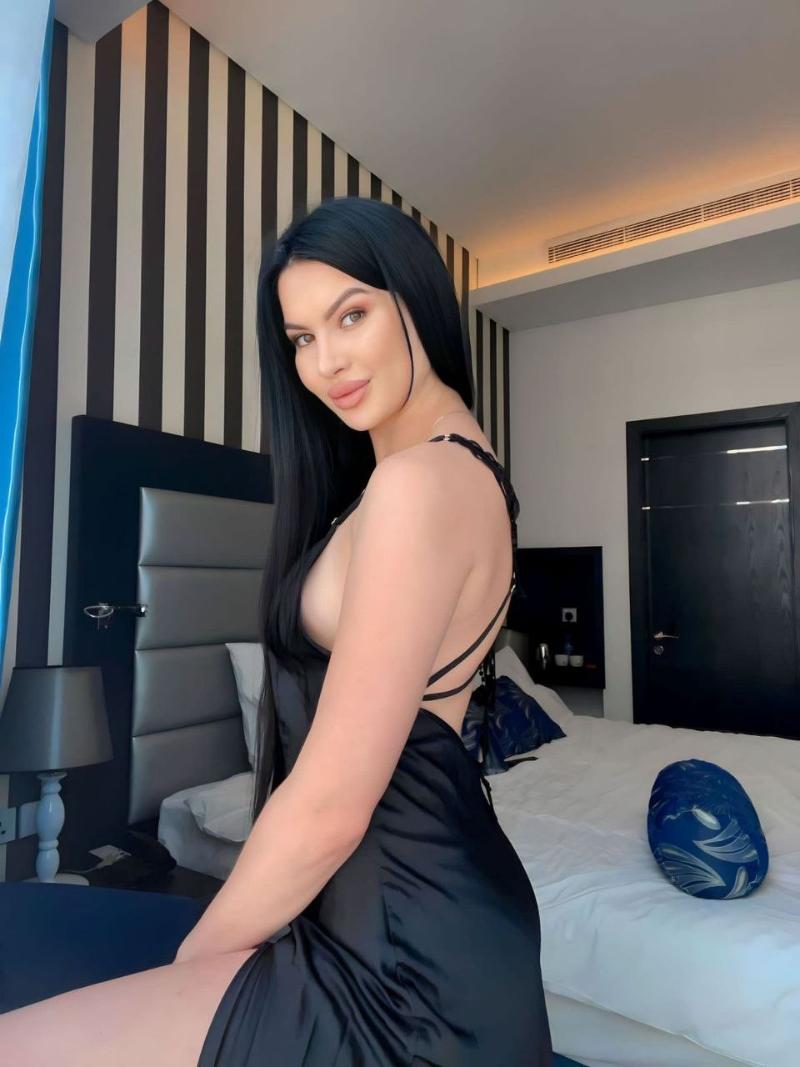 (9958659377) — Noida Call Girls Service ╬ 24x7