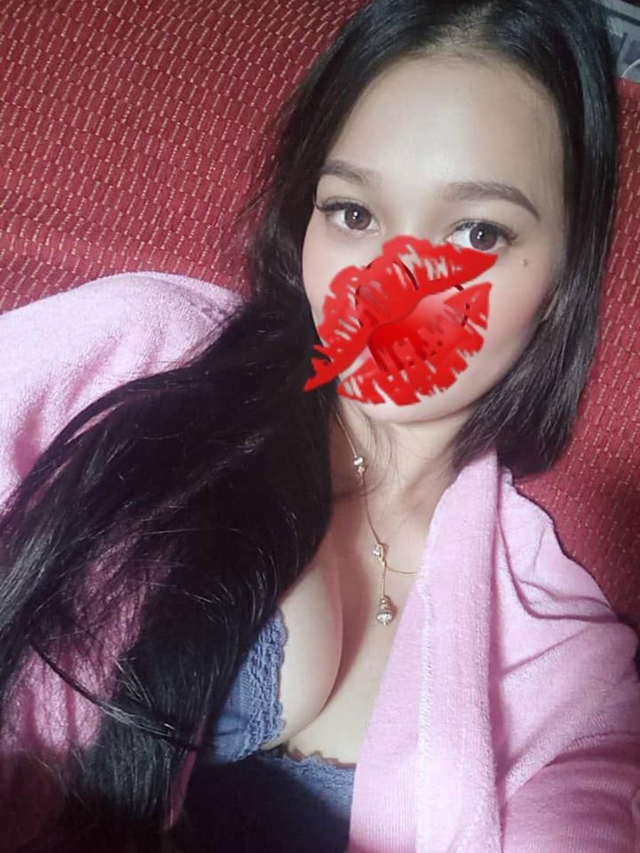 HannaBeautiful and young girl waiting you . 