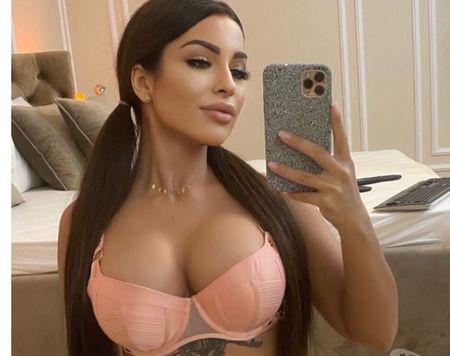  Ella❌️ new ❌️in❌️ town ❌️