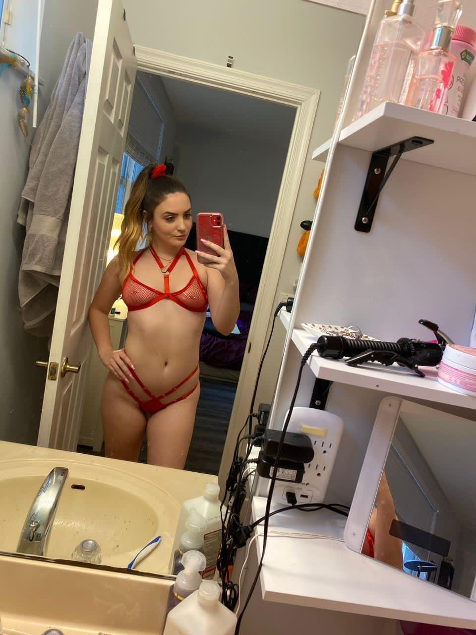 Snapchat: ella_hughes1119 Gmail: Simpleellah2@gmail.com I squirt ???alot ??