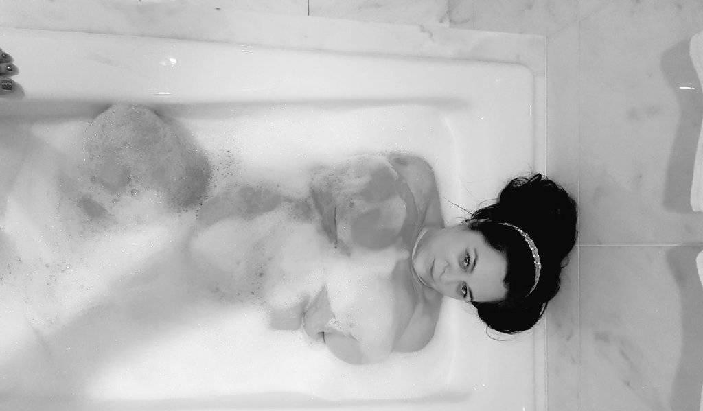 art of seduction.... Burlington.... join me in my jacuzzi