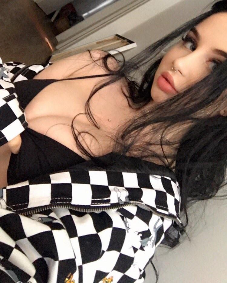 Kelly video. Келли Вайолет. Келли Вайолет модель. Kelly Violet модель. Келли Вайолет Insta.